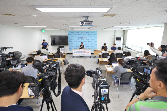 전국철도노동조합 최명호 위원장이 7일 오후 서울 용산구 철도회관 철도노조 사무실에서 총파업 관련 기자간담회를 하고 있다.  연합뉴스